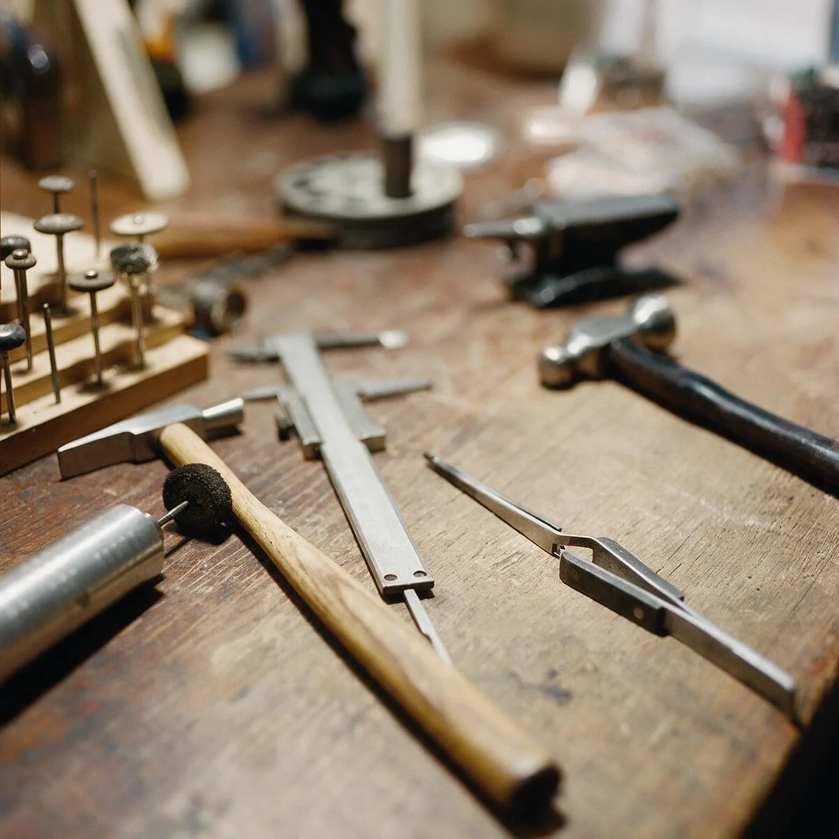 Herramientas de joyería sobre el banco de trabajo del taller